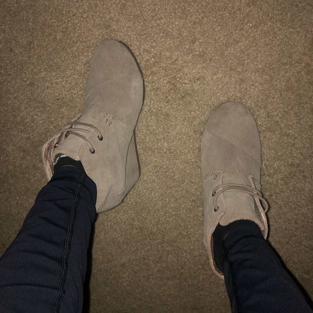 Beige/tan TOMS sneaker wedge